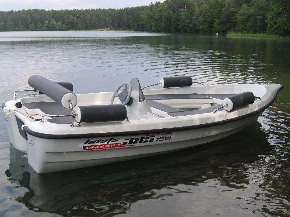Łódź KA-BOATS 385 przy brzegu jeziora